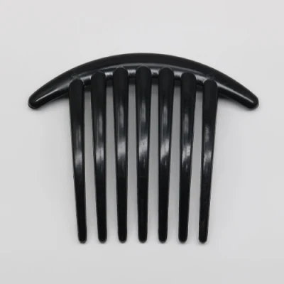 Made in China.  Chiusura in plastica nera con 7 denti.  Decora e massaggia i capelli